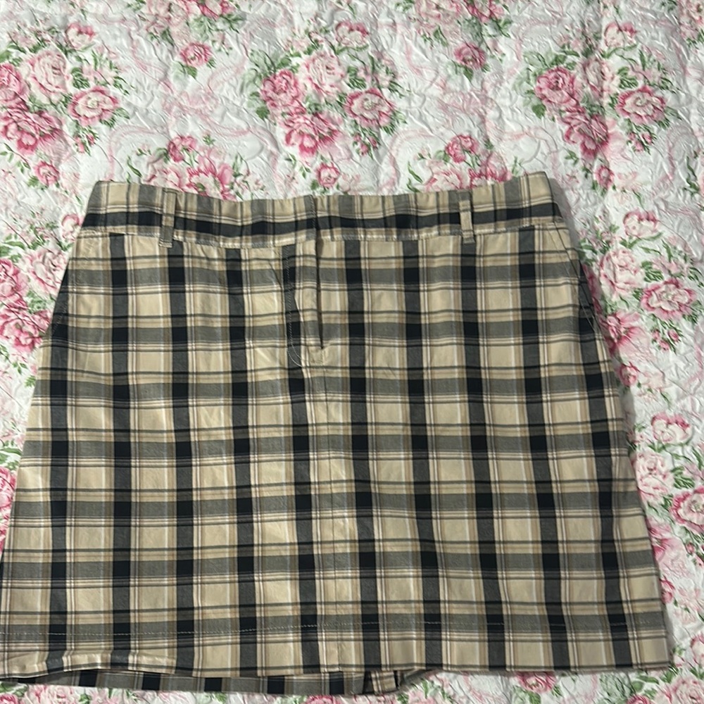 Izod Women's Plaid golf skort in Tan and Black
